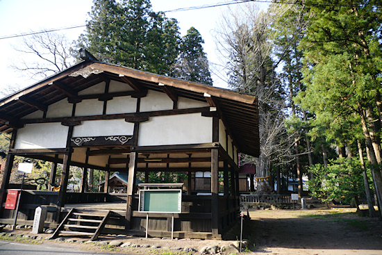 加茂神社拝殿とイチョウ