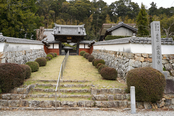 玉泉寺の門前