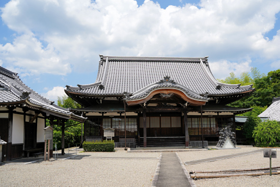 萬寿寺本堂と観音堂（左）