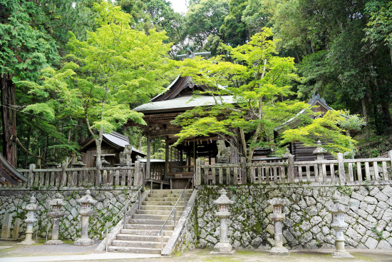 西山春日神社本殿