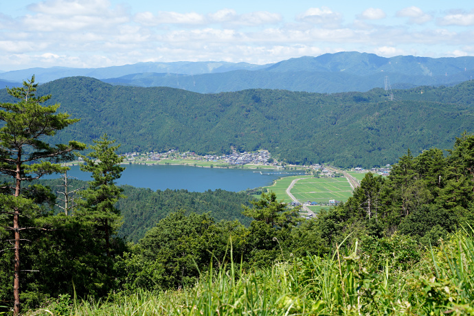 菅山寺への道から見る余呉湖