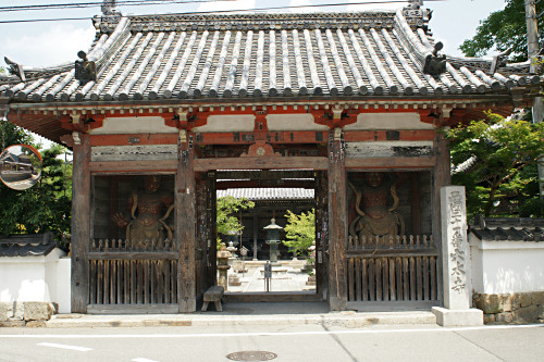 穴太寺の仁王門