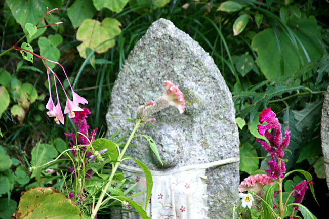 石仏と花