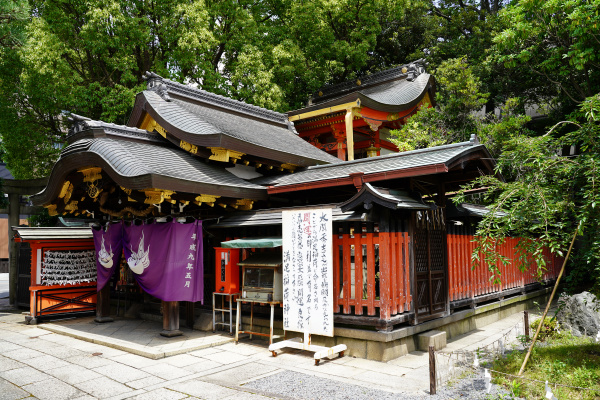 満足稲荷神社本殿