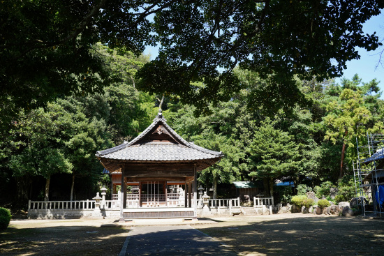 平八幡神社の拝殿