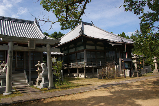 妙京寺本堂と神社
