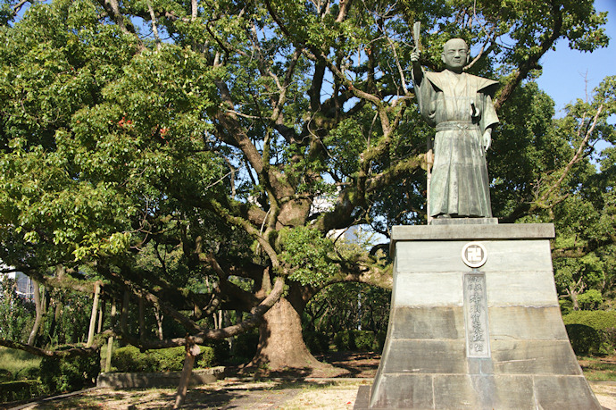 徳島城跡−蜂須賀公銅像後方の楠