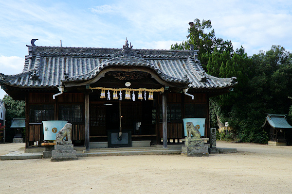 亀山八幡宮拝殿とシンパク