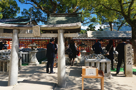 宇美八幡宮　子安石